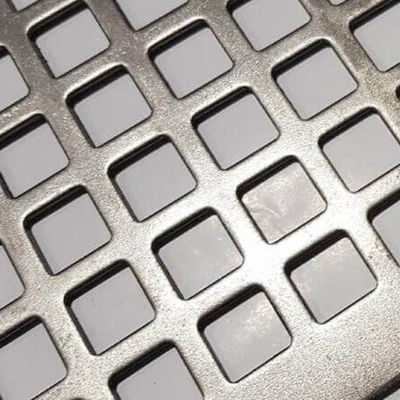 Chapa perfurada de aço inoxidável 304 409L em 0,6 mm 0,8 mm espessura de 2 mm para aplicações industriais de comprimento personalizado