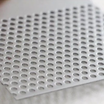 0.5mm 0.65mm 0.8mm 2.5mm 304 aço inoxidável Hexagonal Round Punching Perforated Sheet com tolerância ± 1% cor natural