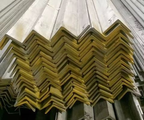 Barras angulares de aço leve ASTM a36 a53 Q235 Q345 aço galvanizado de ferro para sistemas de suporte de edifícios